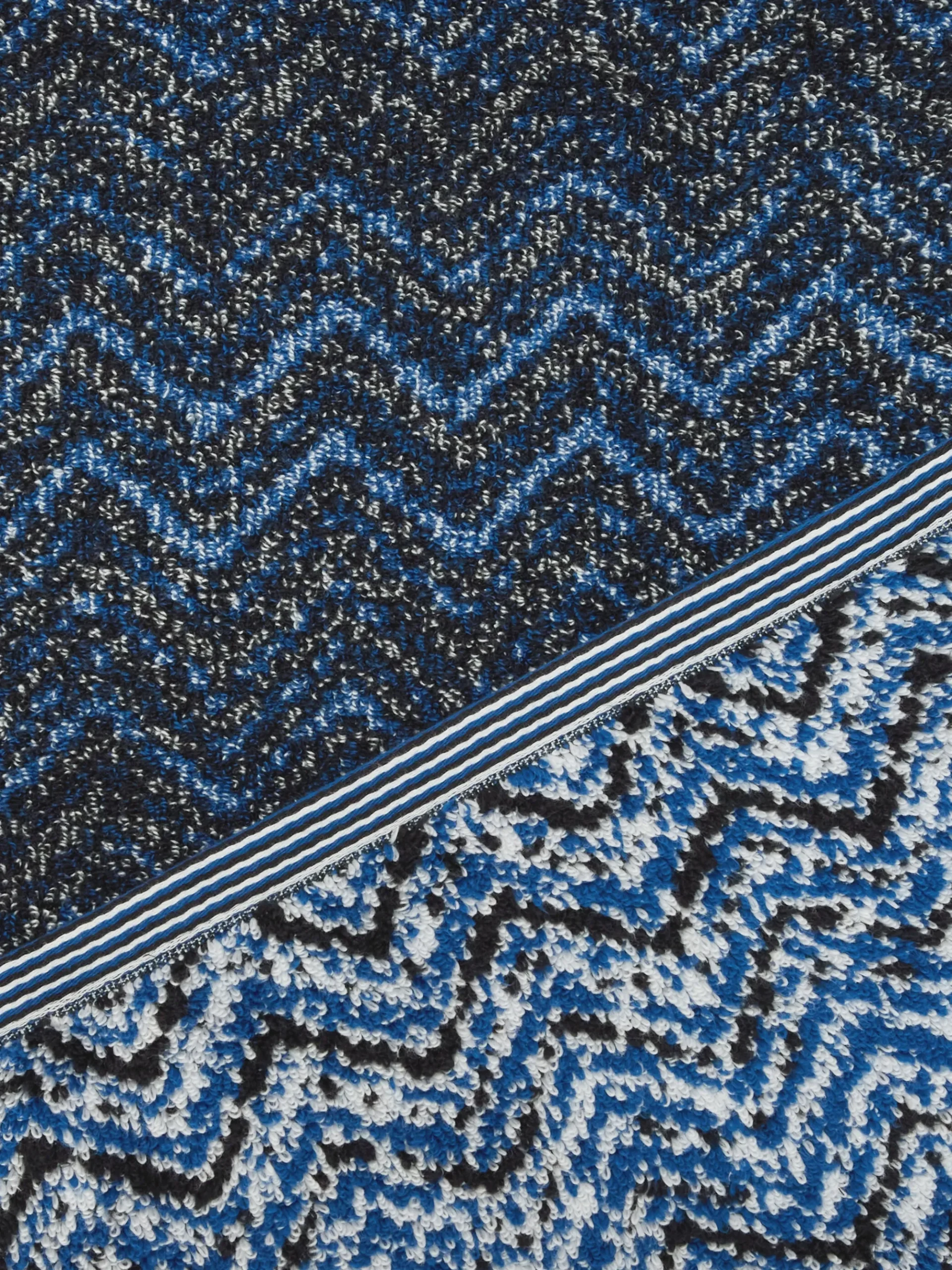 Azul 115x70 cm towel in cotton terry with chevron pattern