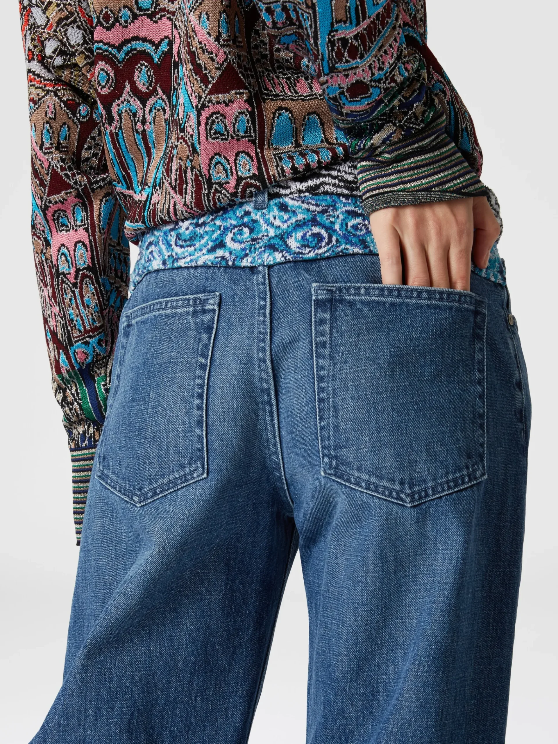 Five denim pockets with knit insert