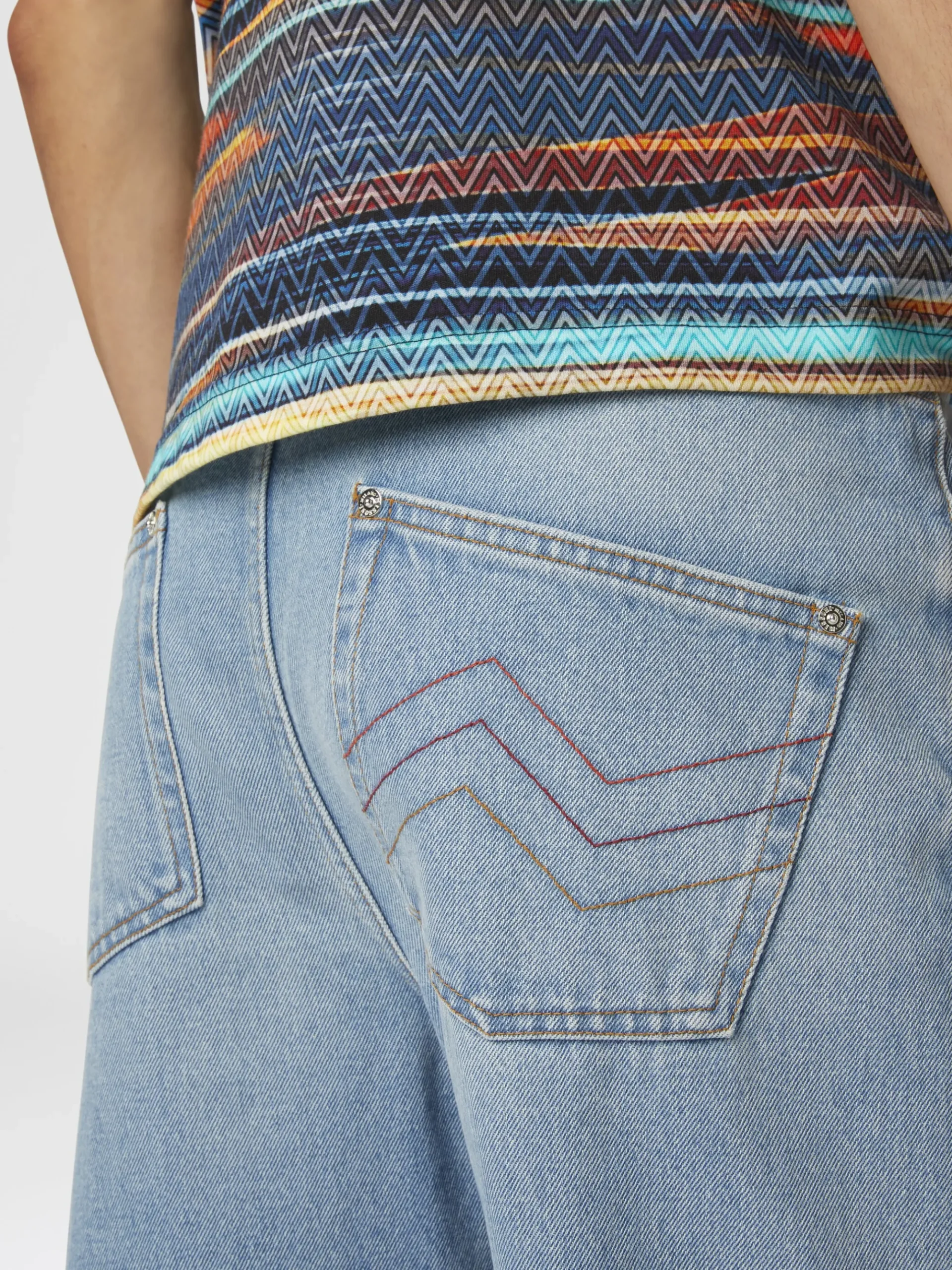 Five denim pockets with zigzag embroidery
