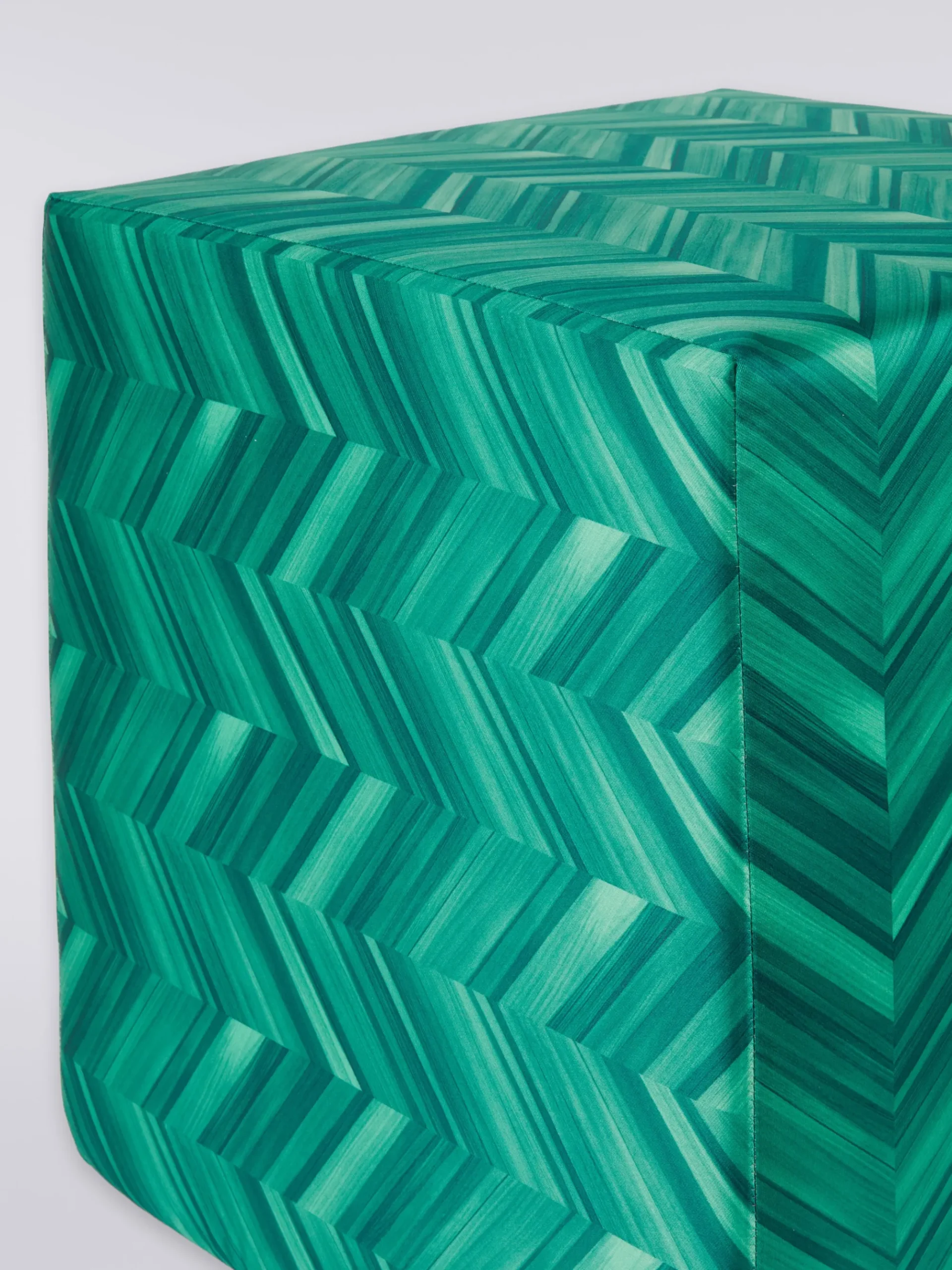 Layers 40x40x40 cm footstool cube in chevron cotton sateen