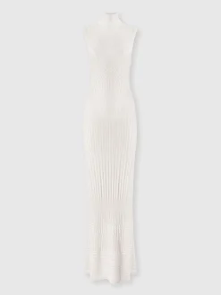 Long sleeveless dress with bare back