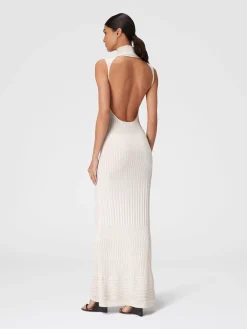 Long sleeveless dress with bare back