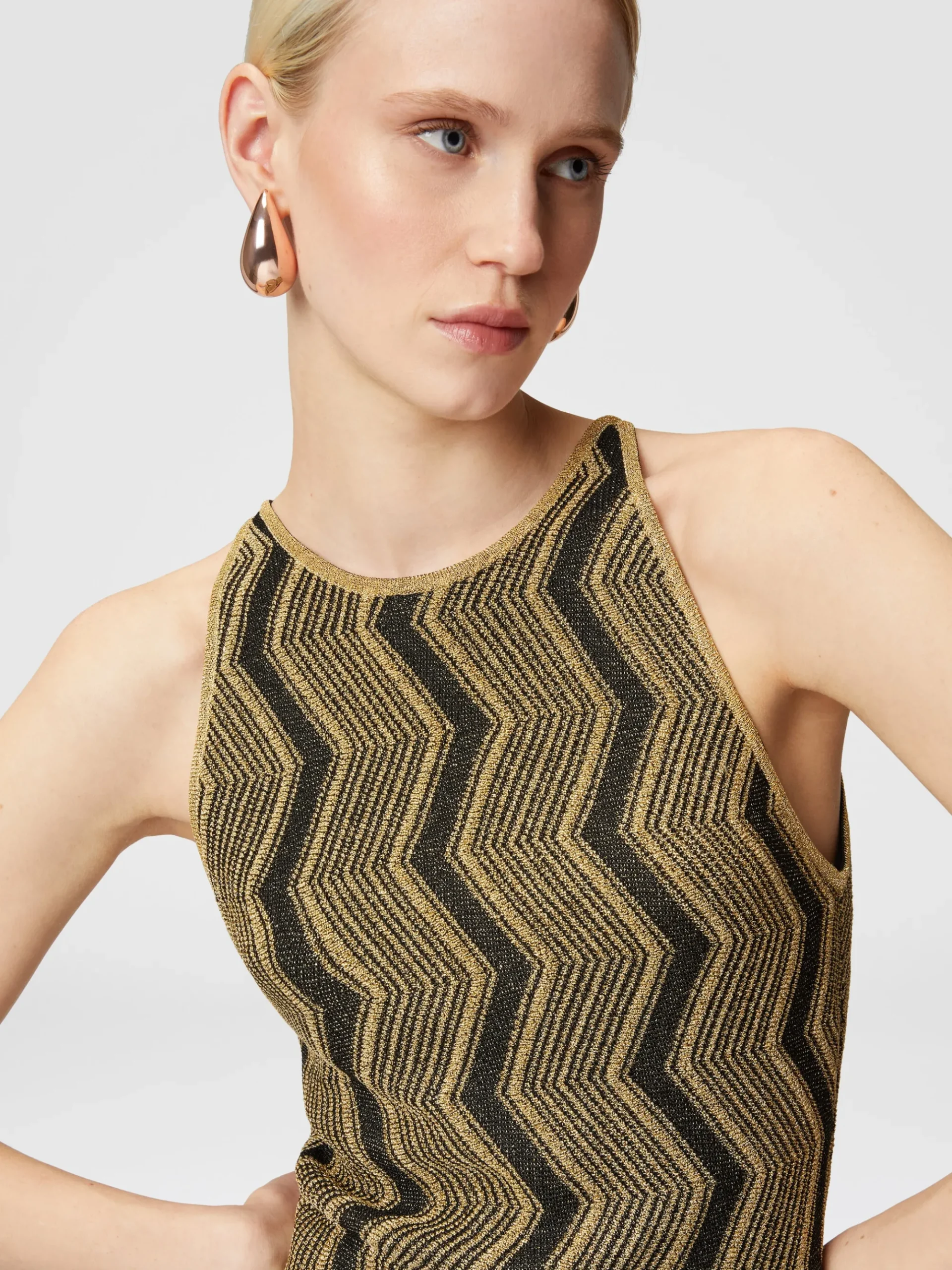 Long sleeveless dress with zigzag lamé pattern