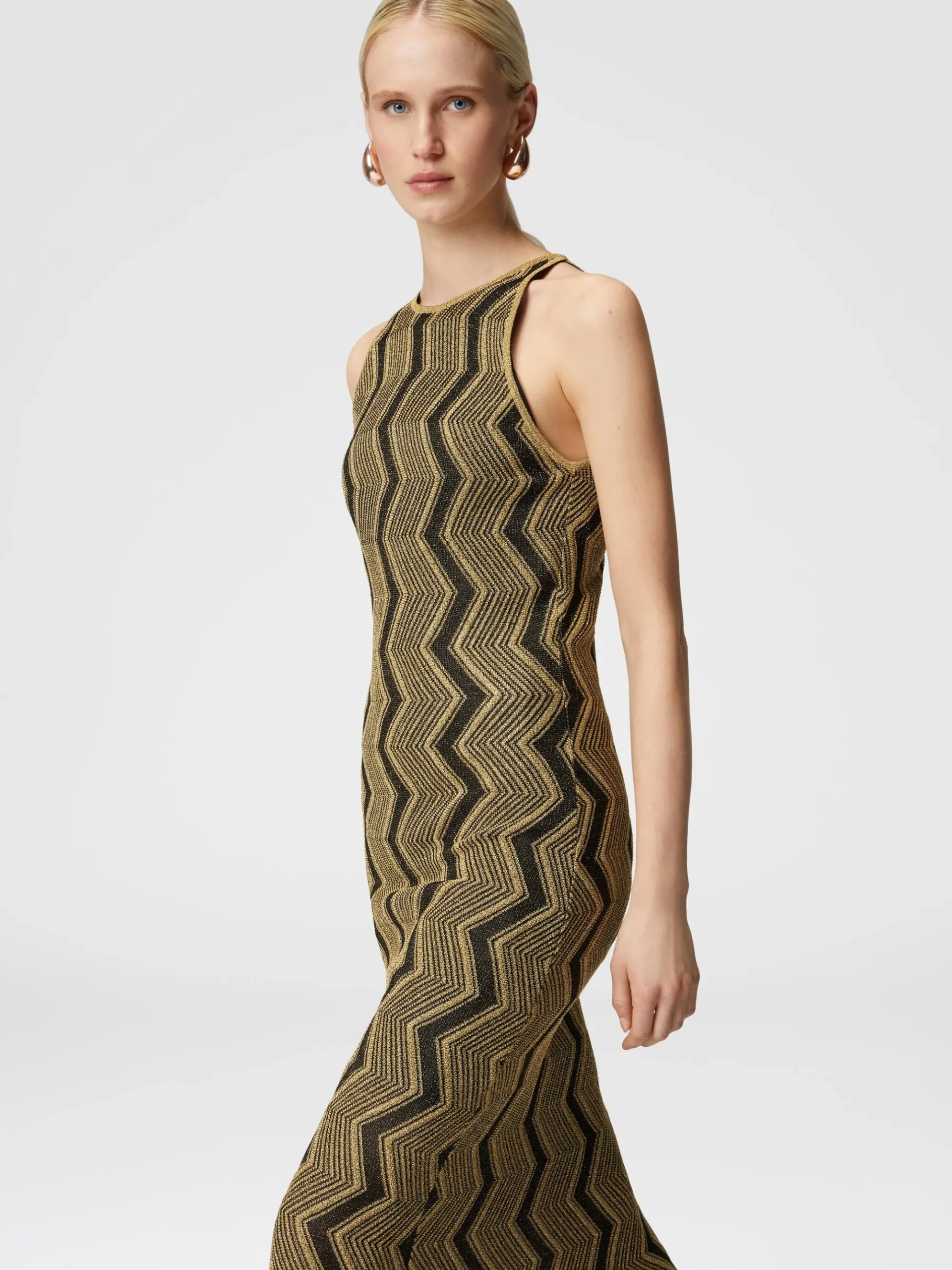 Long sleeveless dress with zigzag lamé pattern