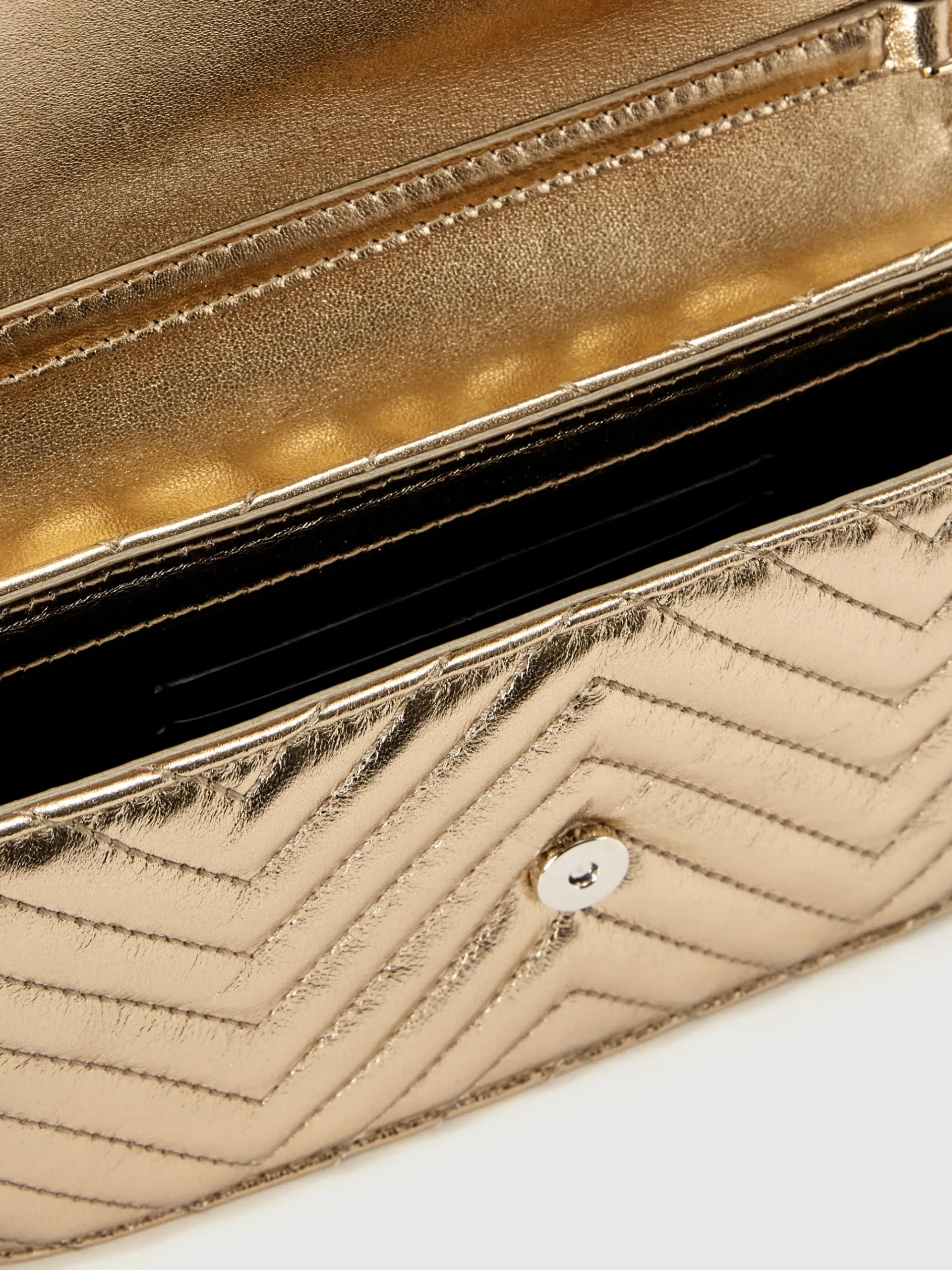On-chain wallet in zig zag leather