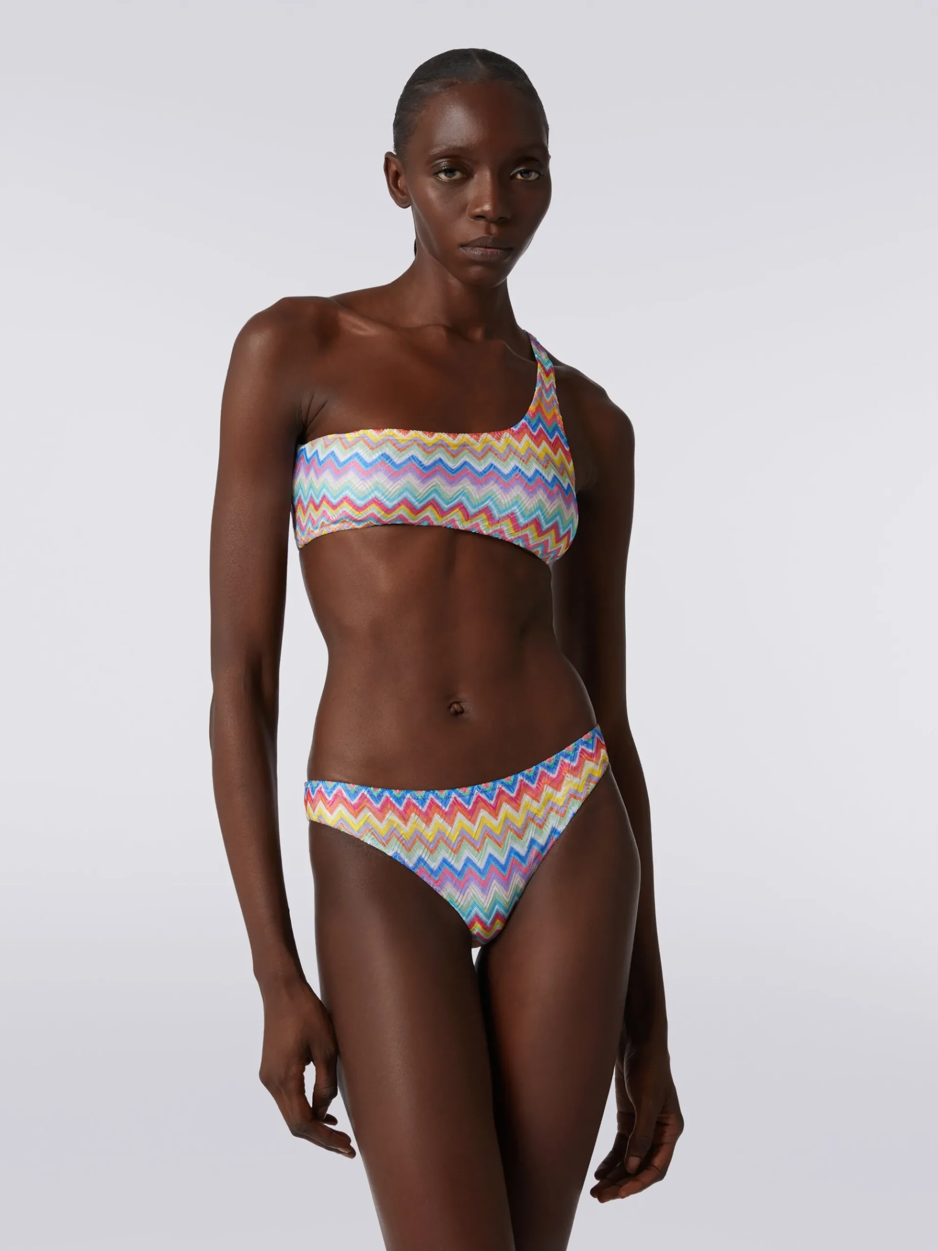 One-shoulder bikini with zigzag print