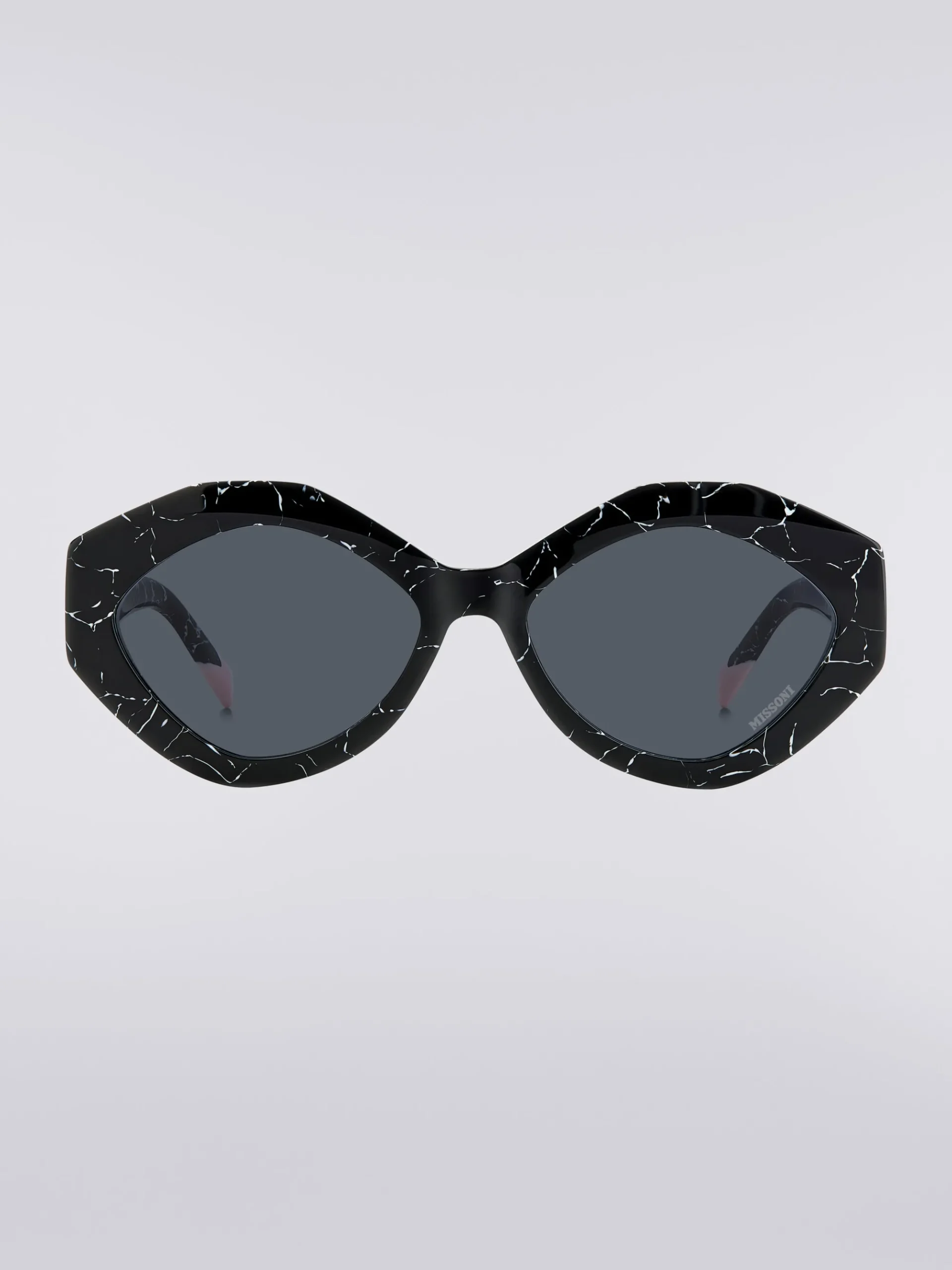 Oval-shaped sunglasses with metal logo application