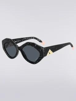 Oval-shaped sunglasses with metal logo application