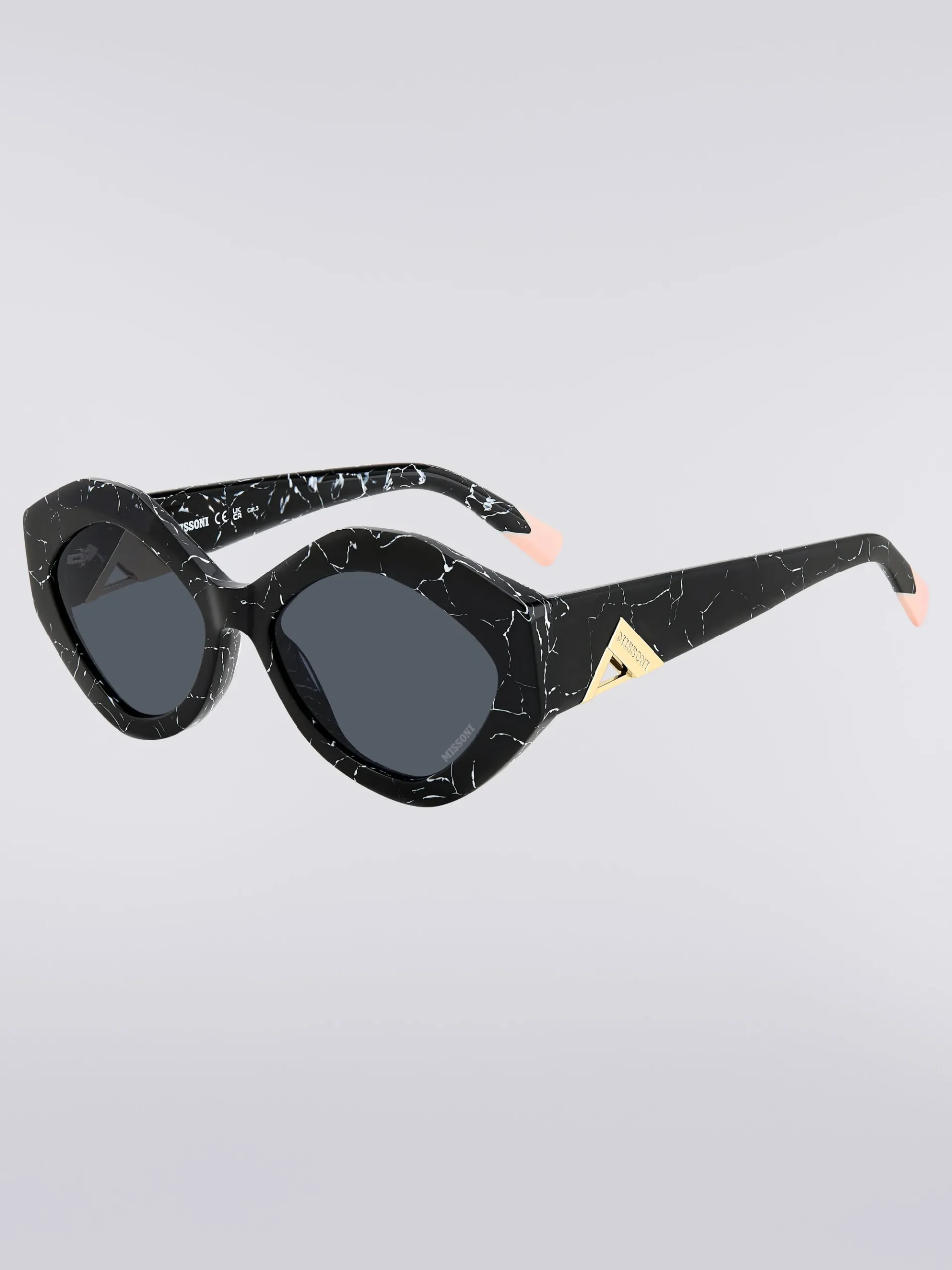 Oval-shaped sunglasses with metal logo application