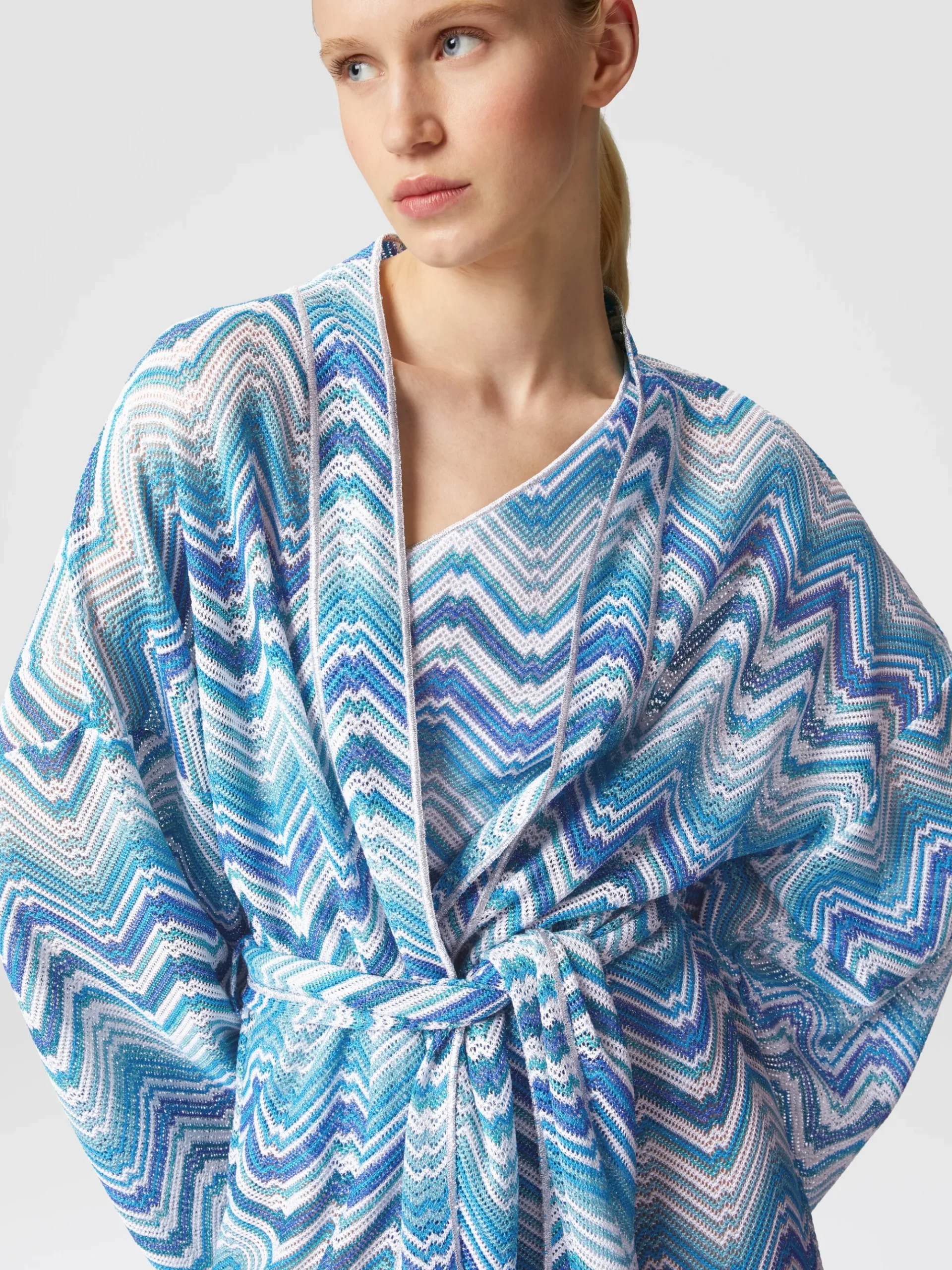 Short dressing gown cover-up in chevron crochet with lurex