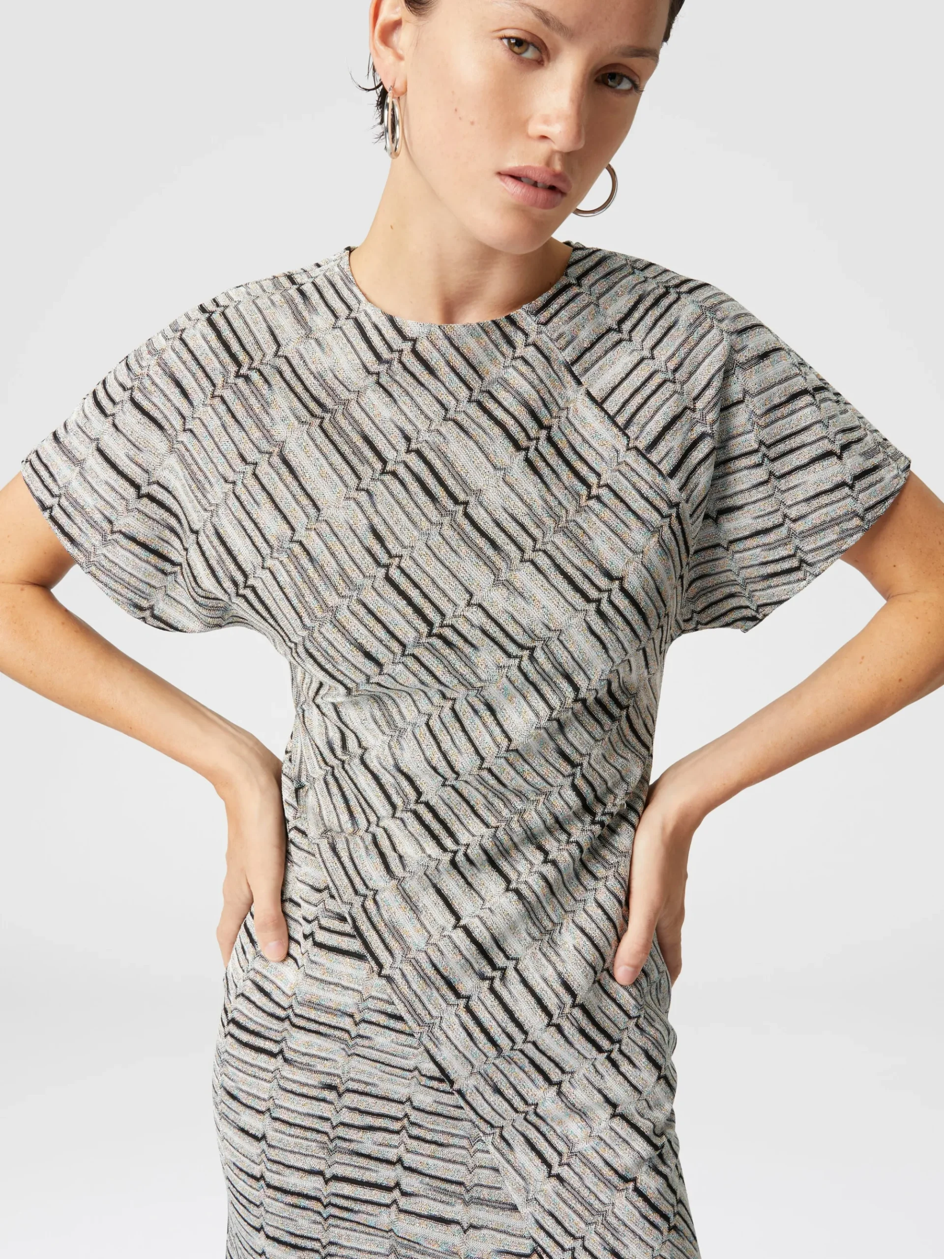 Short-sleeved mini-dress with Greek lamé motif and slit