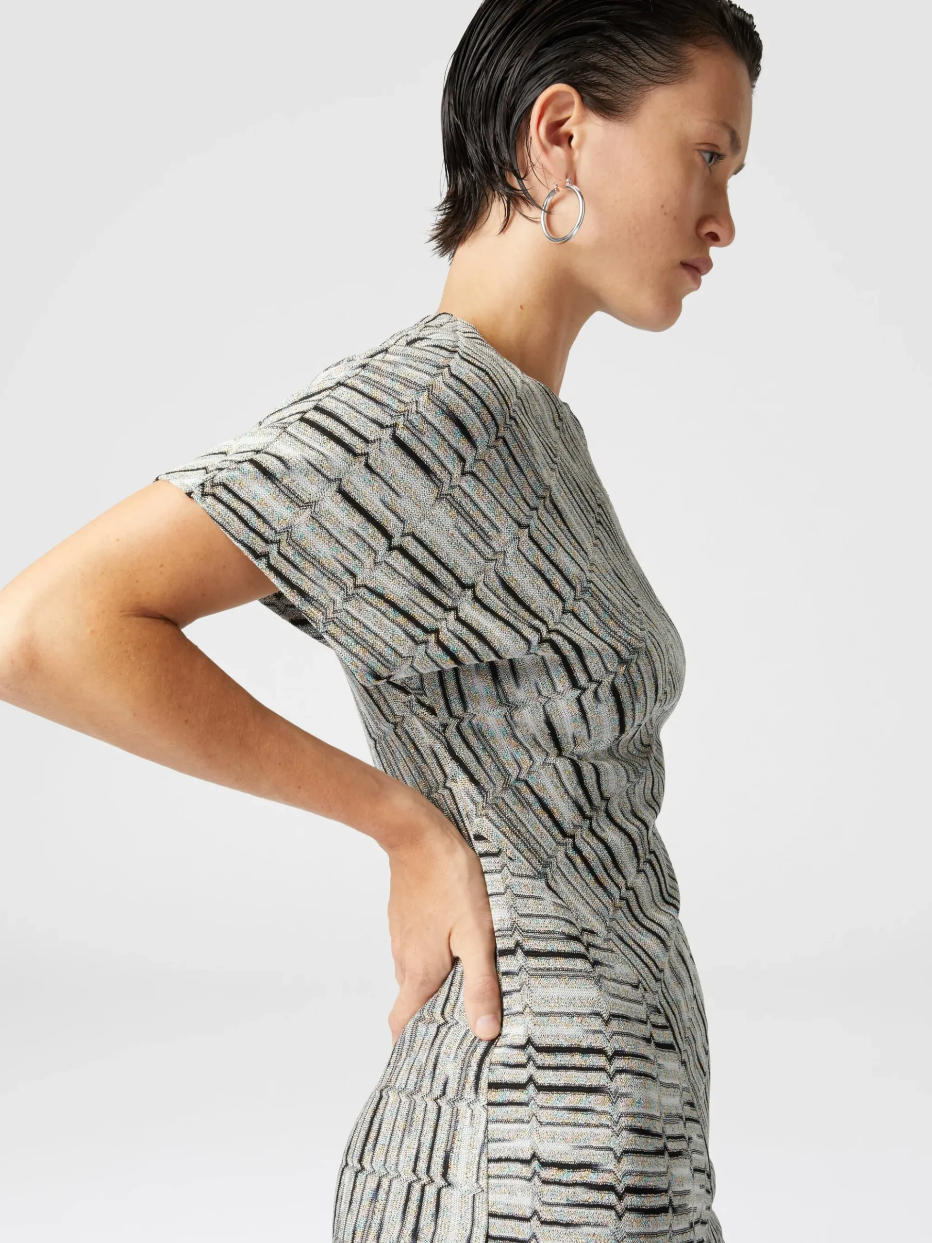 Short-sleeved mini-dress with Greek lamé motif and slit