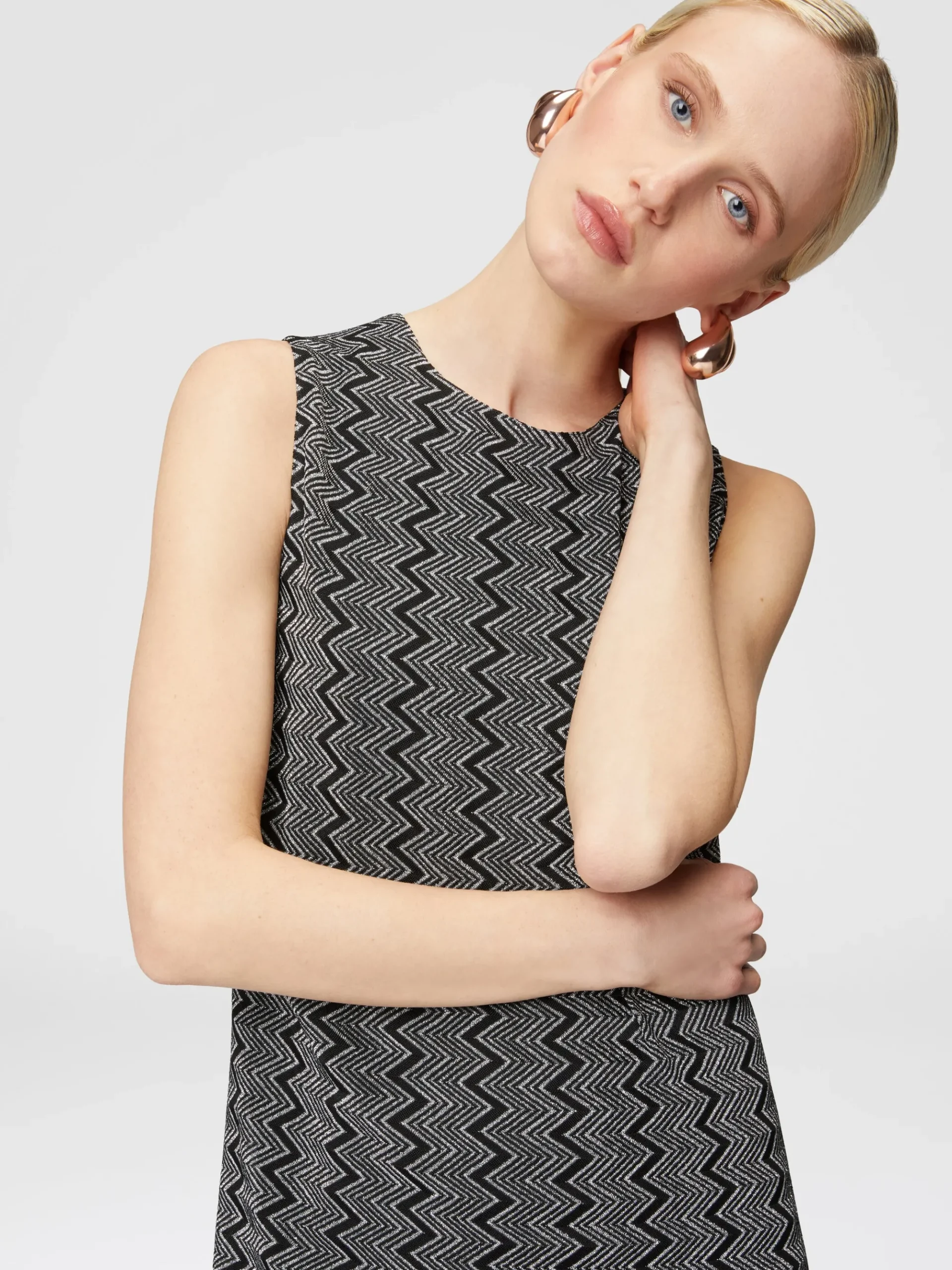 Sleeveless zig zag lamé mini-dress
