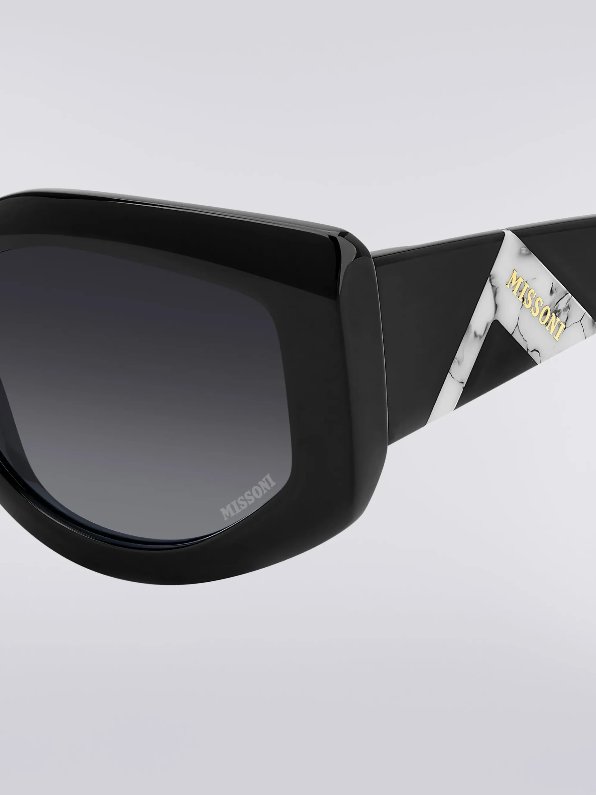 Slightly wrap-around shaped sunglasses in acetate