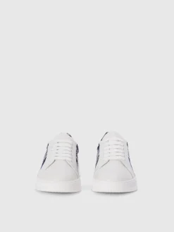 Sneakers with zigzag fabric insert