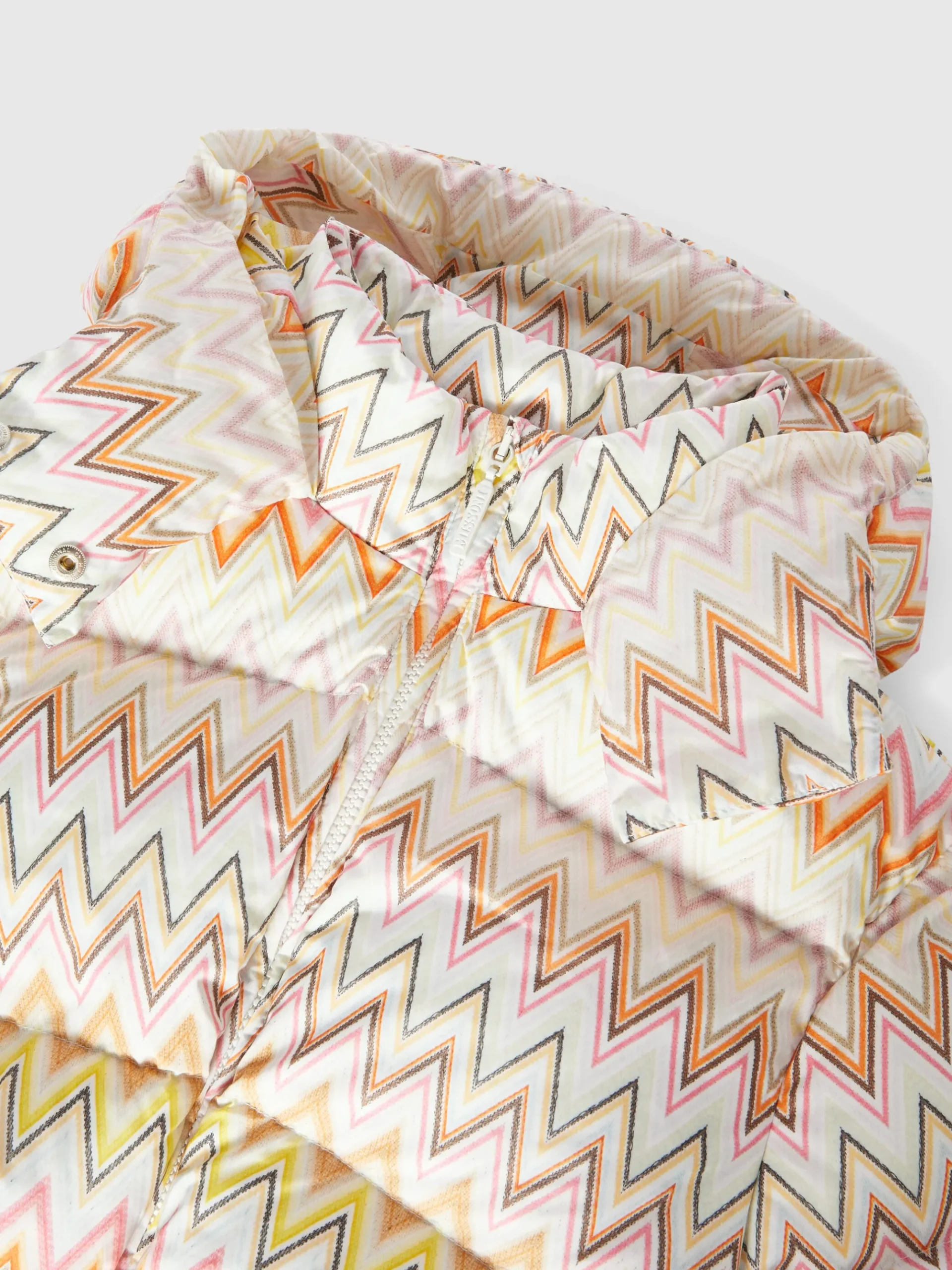 Zig zag nylon down jacket with hood