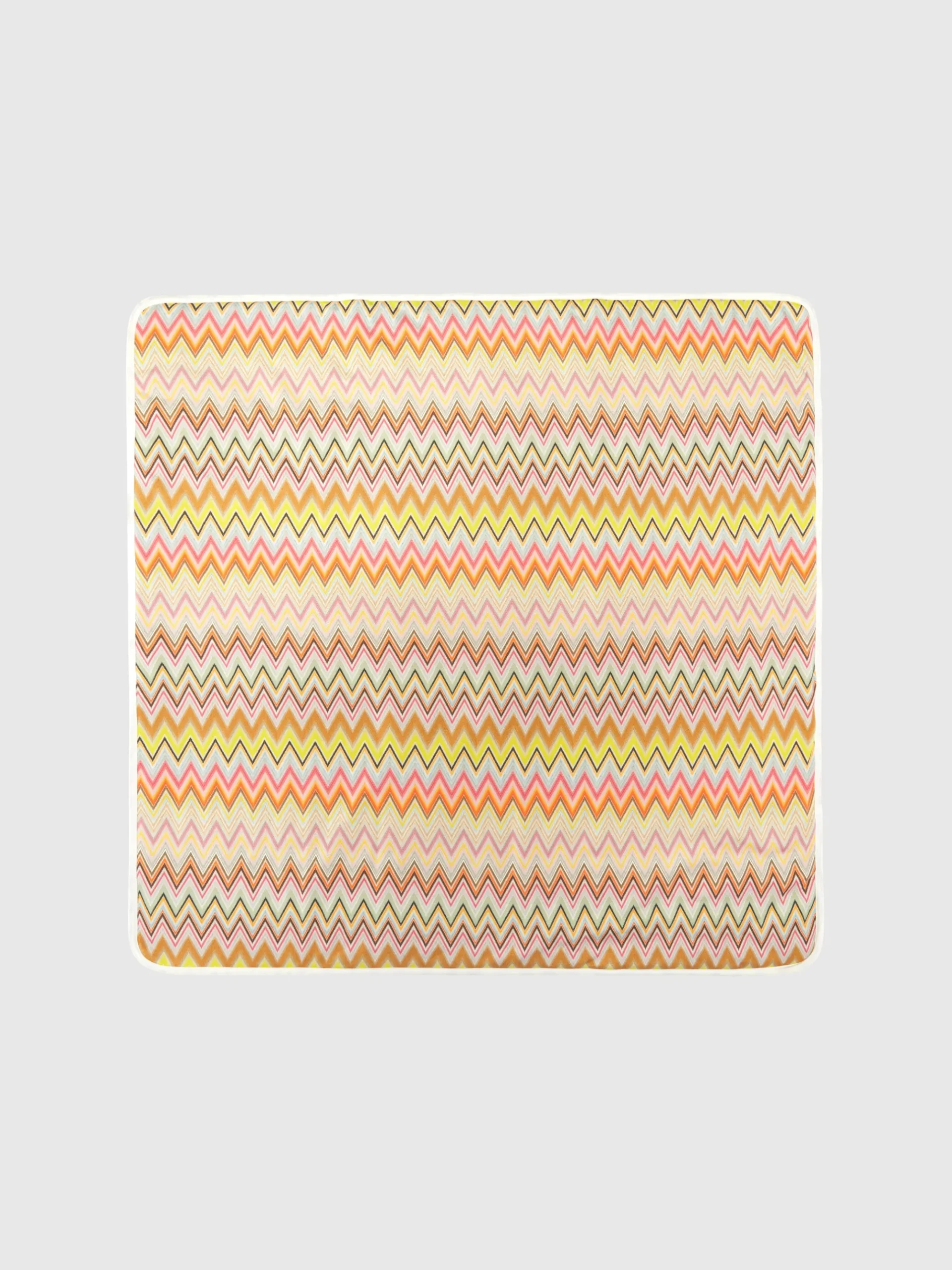 Zig zag stretch cotton blanket with contrasting piping
