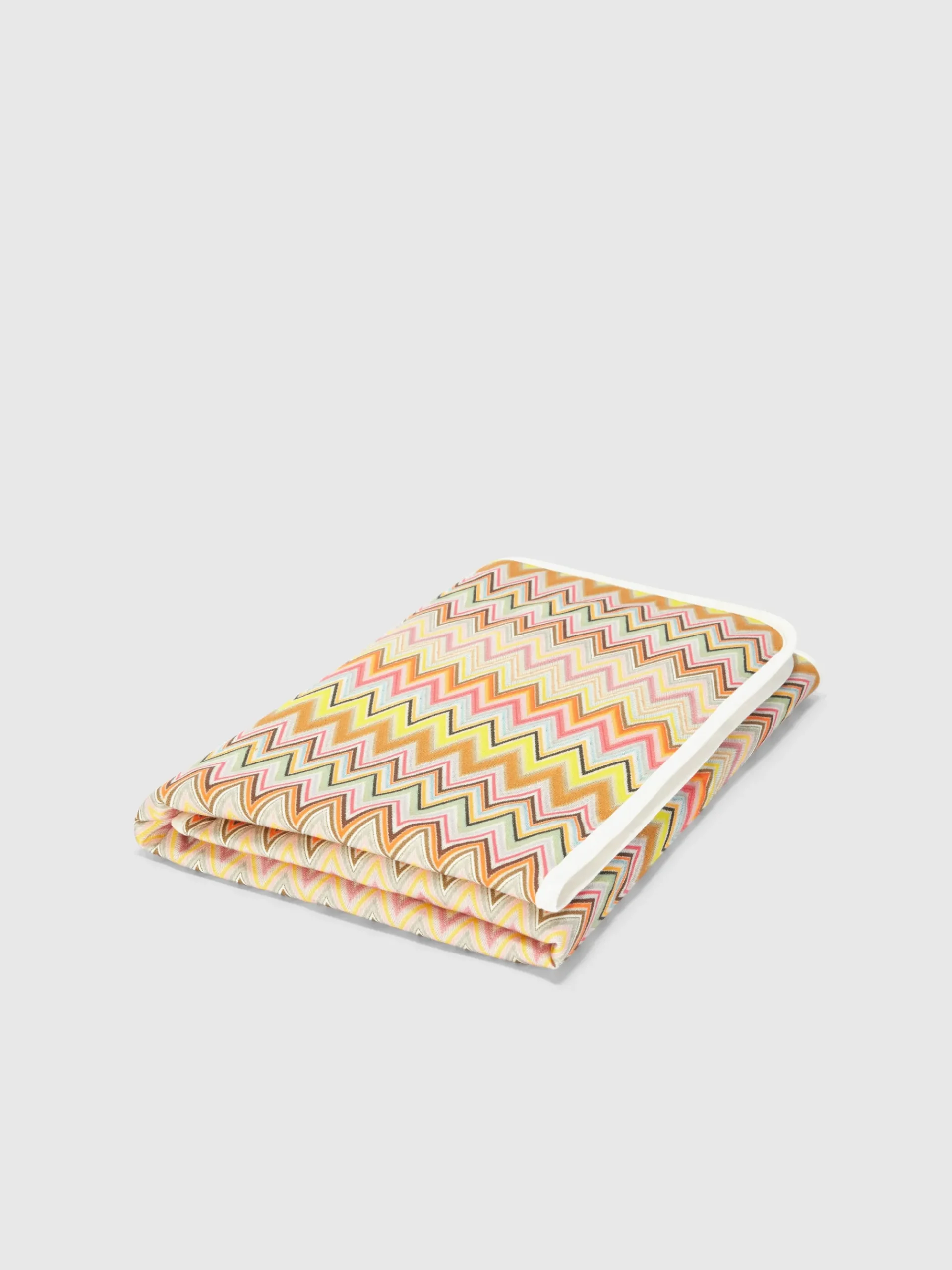 Zig zag stretch cotton blanket with contrasting piping