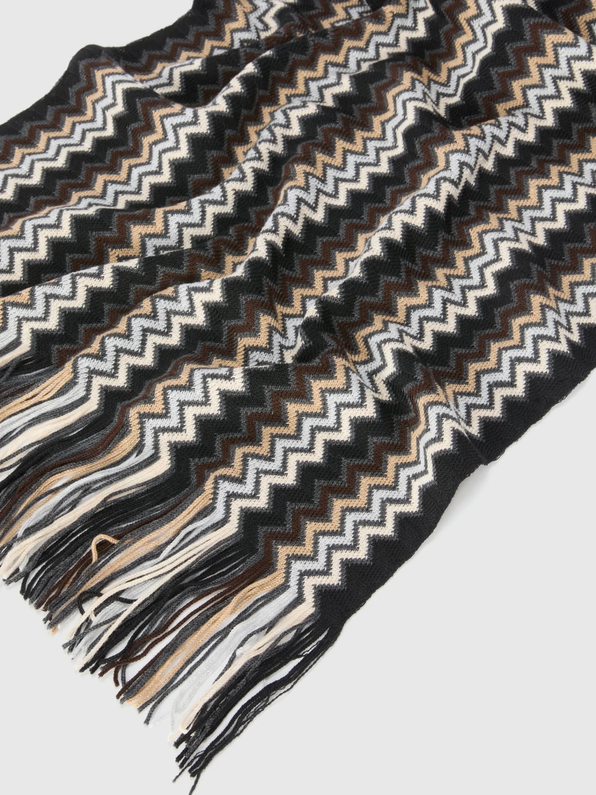 Zig zag wool shawl with fringes